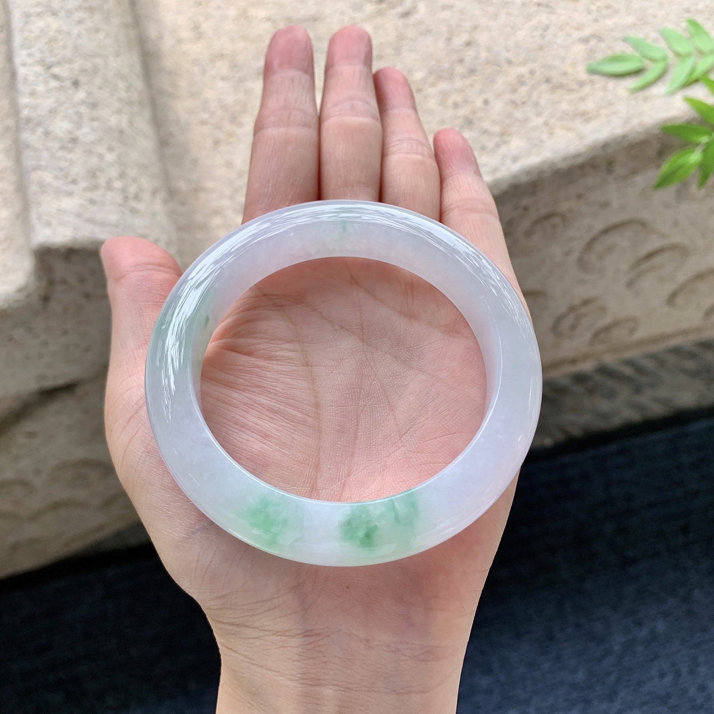 正圈56 57，圈口57.3/12.6/9.4，编码WW083173，描述糯冰飘绿，水润，种老，细腻