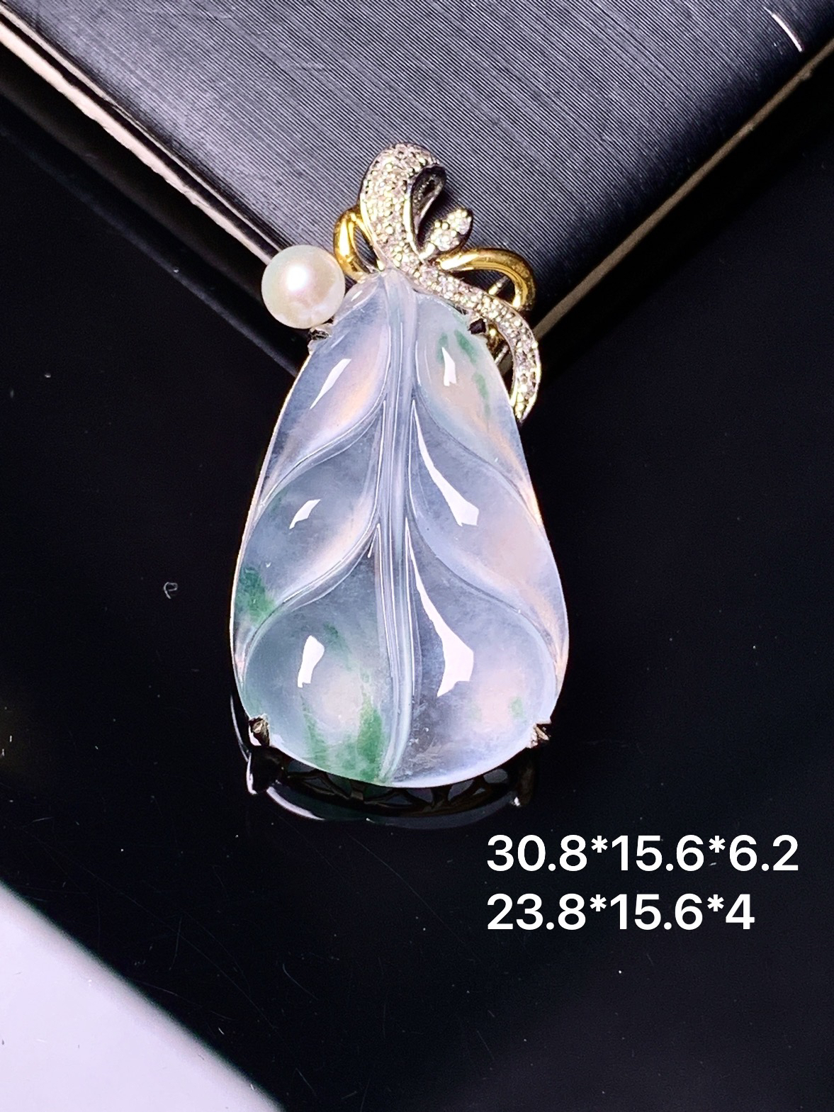 18k金钻镶嵌冰种树叶吊坠 玉质细腻 色泽艳丽清新 水润亮眼 整体尺寸30.8*15.6*6.2 t1