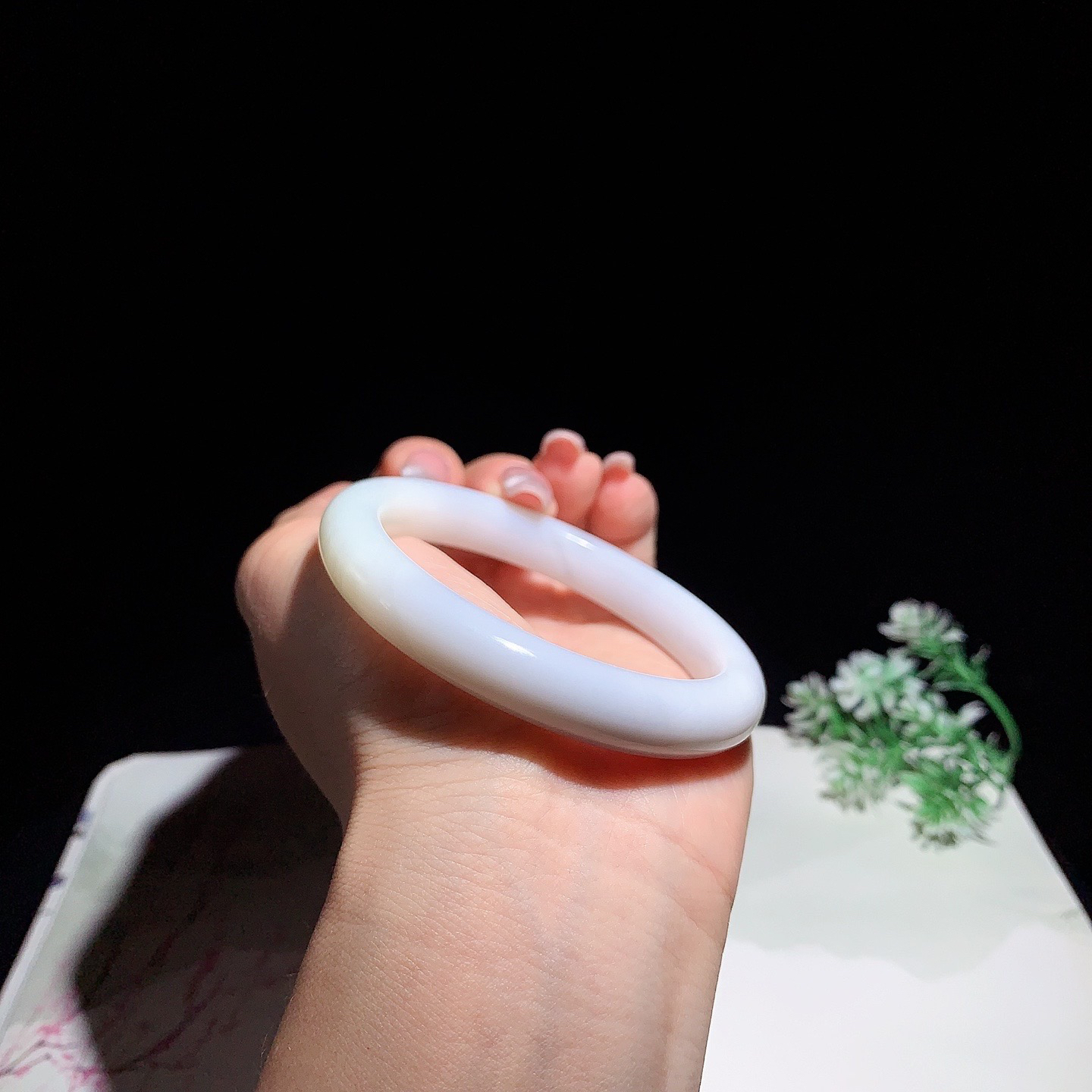 和田玉54.5圈口紫罗兰色手镯！圈口54.5玉质细腻油润 底色纯净 无裂无杂 脂粉好，品质高！