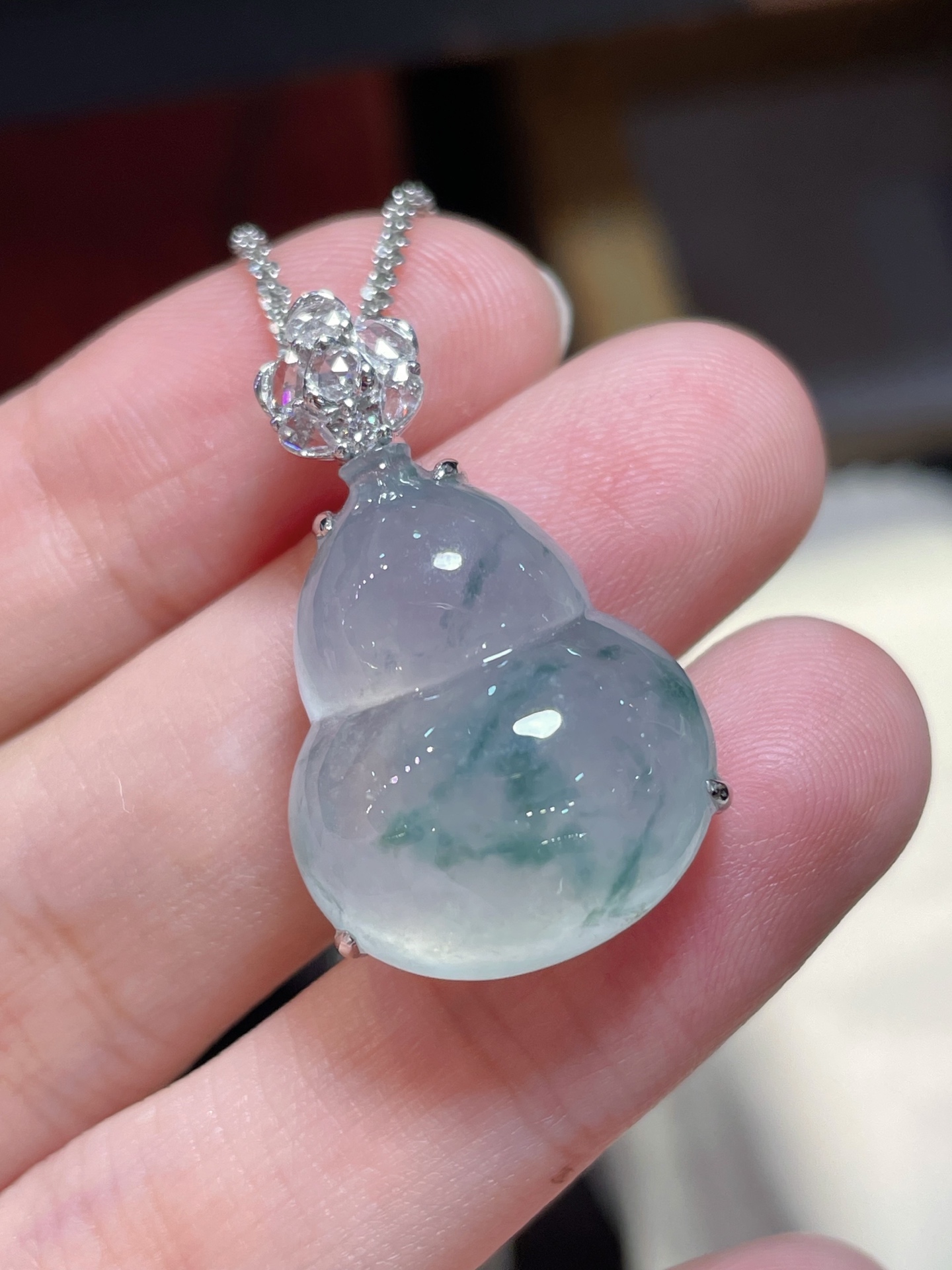 翡翠冰种飘花葫芦吊坠，起荧光，种水好好，裸石很饱满，专挑好品相，18k镶嵌，22.3-18.1-6.8