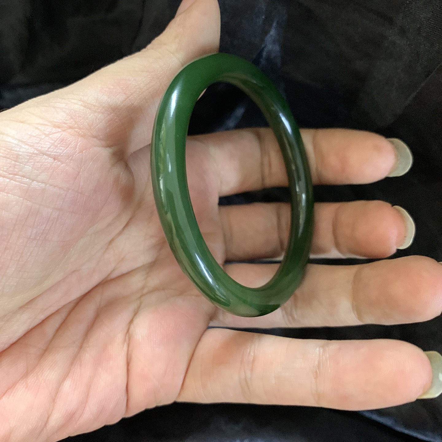 和田玉碧玉54.6圈口菠菜绿手镯，碧玉美人条，镯型古朴典雅。在诗情画意的雨巷相遇，你是我腕间的一抹风情，有你眸有深情.清风荡漾湖间静水，我愿俯身低眉，在烟波涟漪处寻