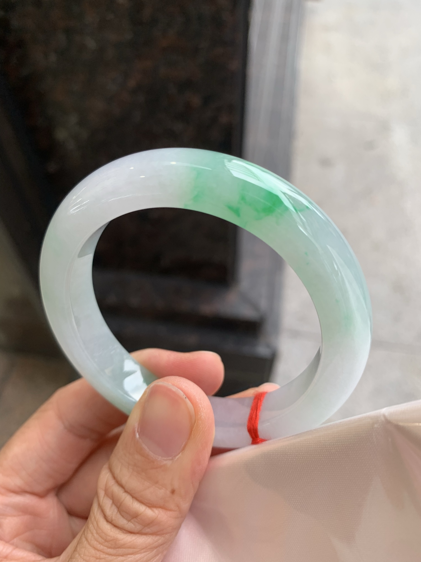 正圈飘绿，无裂，尺寸：53.8/11.3/9.1，色阳