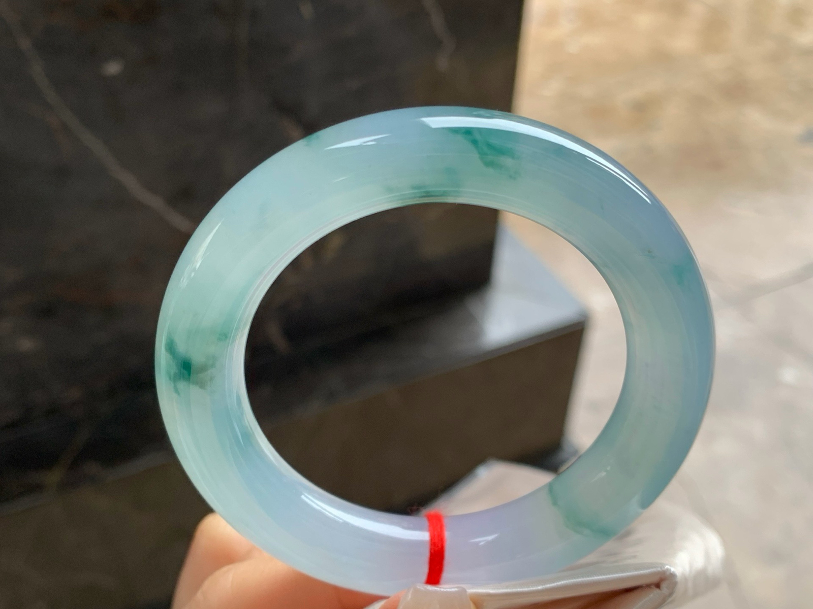 56-12.8
冰种飘花圆条手镯^_^