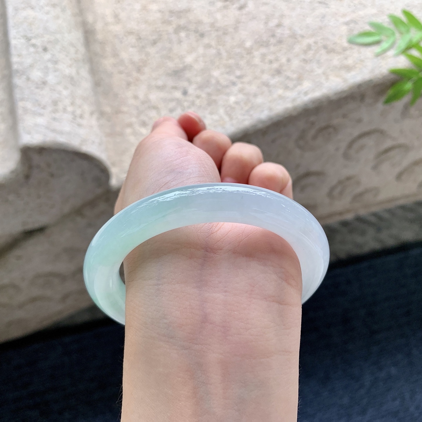 圆条56 57，圈口57.2/11/10.7，编码BA083110，冰糯飘绿，水润，种老，细腻，无裂。