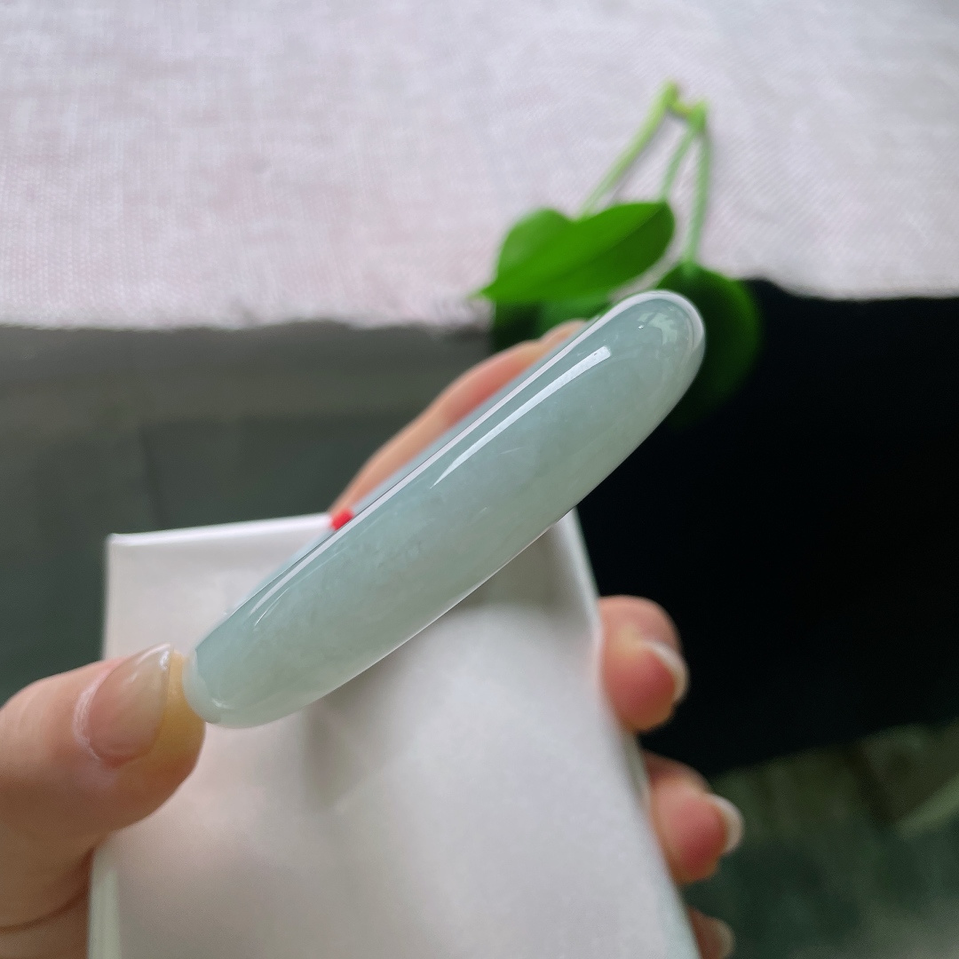 淡绿底正圈，清浅疏影，水头好，肉质细腻干净，无裂，ss57779a