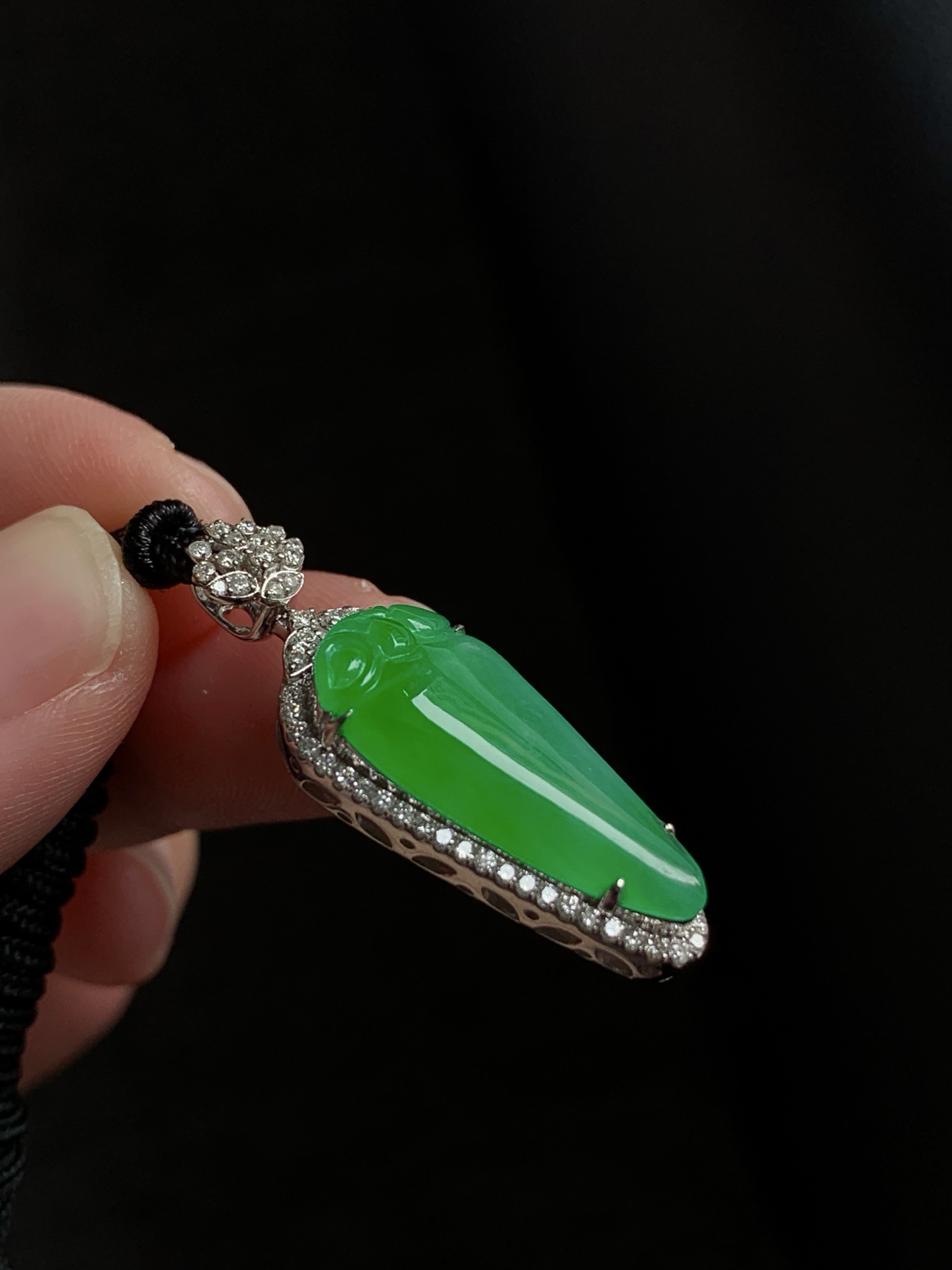 ️【18k金镶嵌福瓜吊坠】种老细腻，色阳浓郁起胶尺寸：成品：31*11.7*6.8，裸石：21.2*9.6,b1491