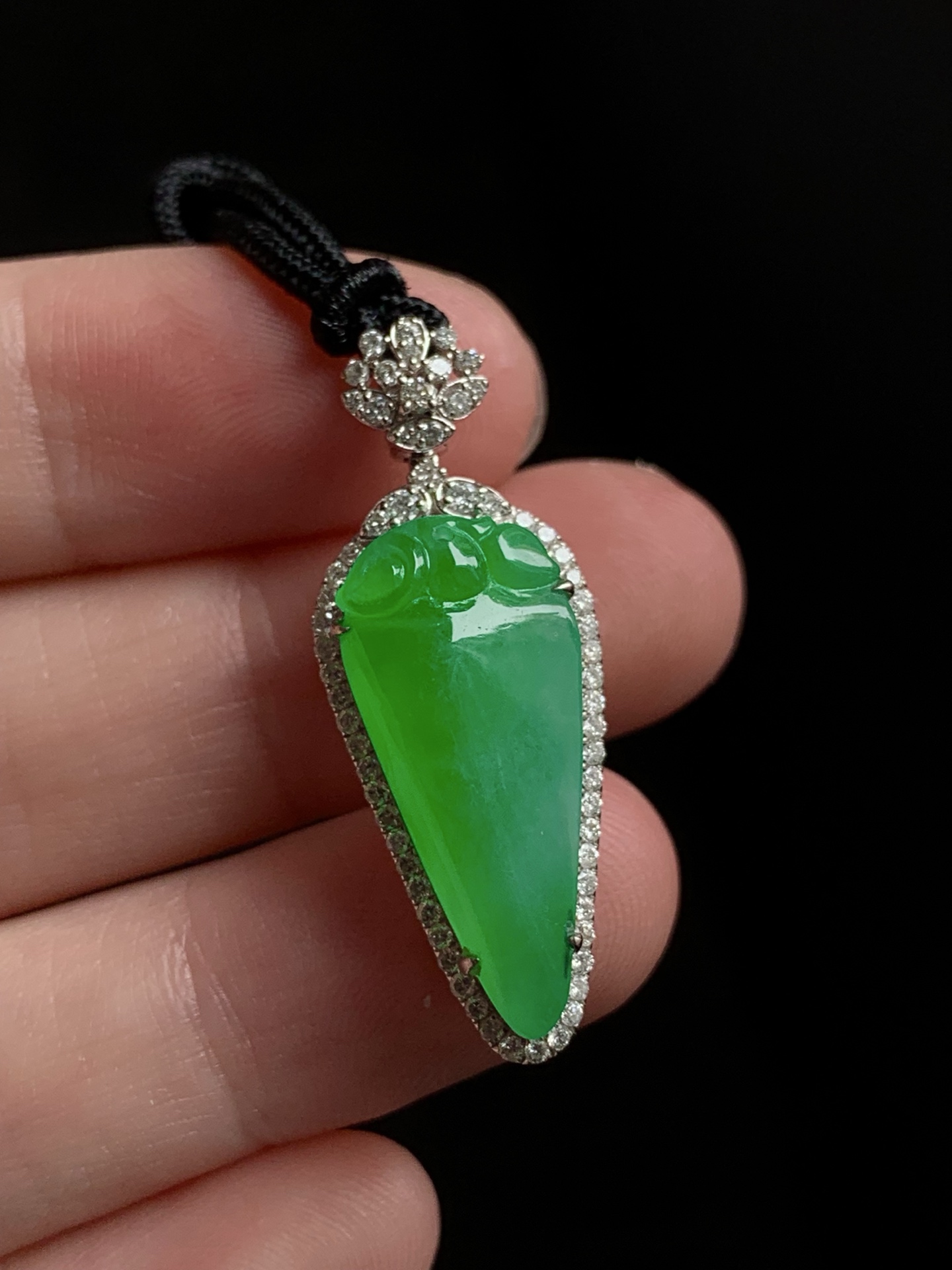 ️【18k金镶嵌福瓜吊坠】种老细腻，色阳浓郁起胶尺寸：成品：31*11.7*6.8，裸石：21.2