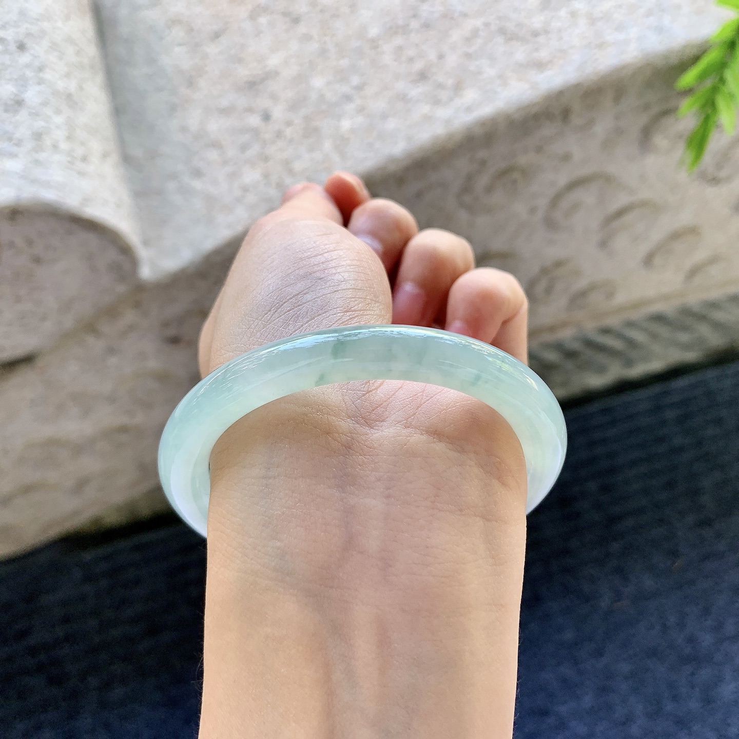 圆条53 54，糯冰晴底，飘花，水润，种老，细腻，无裂。