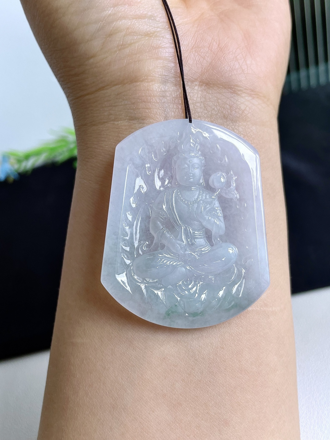 糯冰飘花大势至菩萨持莲观音牌吊坠，无裂，性比高，尺寸52.6-42-5.6，重量25.7克