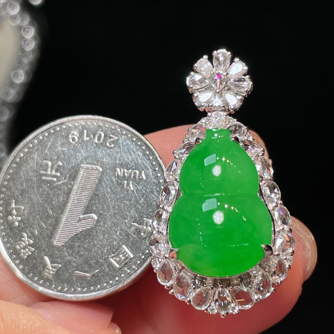 翡翠A货 葫芦吊坠，阳绿满色，料子冰润细腻，种老起光，18k金镶真钻，上身佩戴效果很好，尺寸如图，30.3-16-12.7