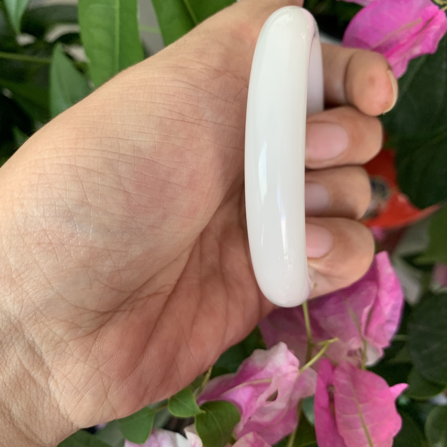 55.5圈口和田玉羊脂白手镯，和田玉55.5圈口手镯，镯型古朴典雅。在诗情画意的雨巷相遇，你是我腕间的一抹风情，有你眸有深情.清风荡漾湖间静水，我愿俯身低眉，在烟波涟漪处寻