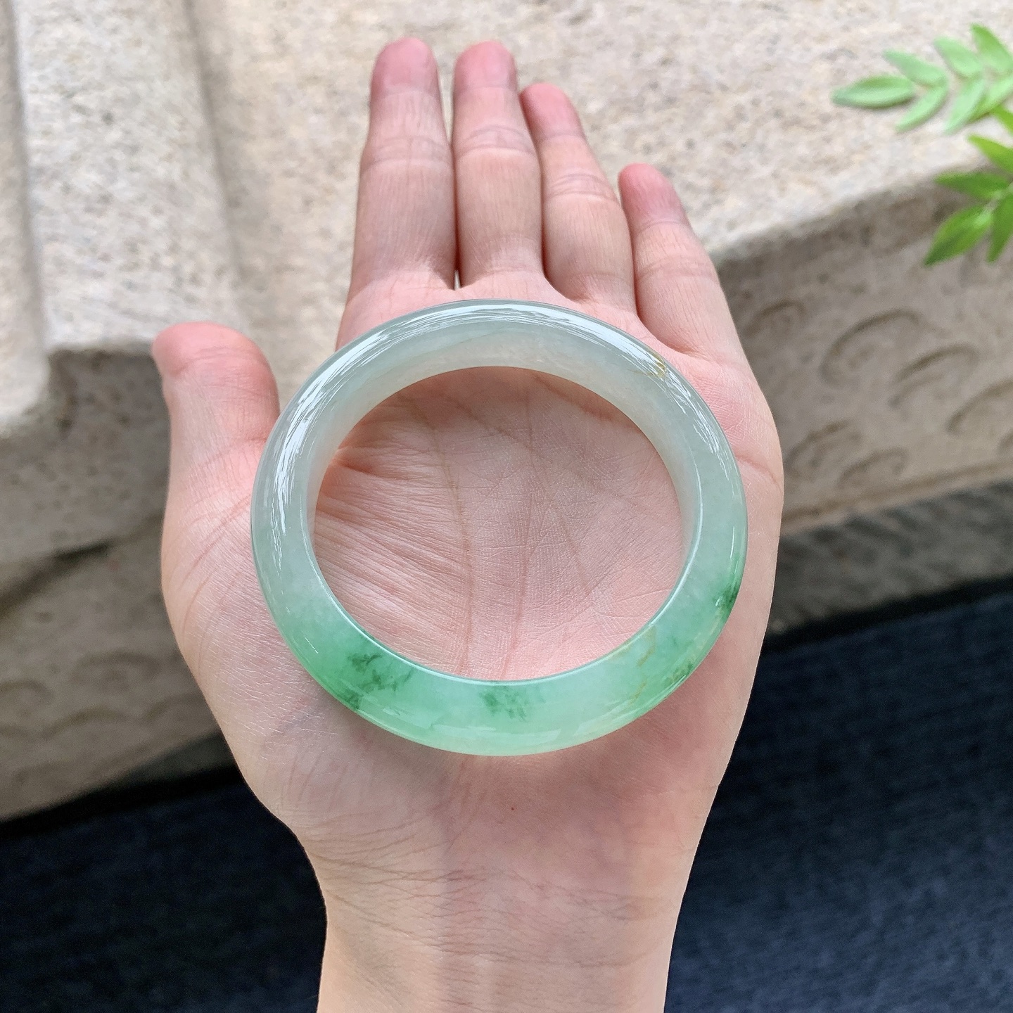 正圈49 50，圈口50.1/10/7.7，编码A1083170，糯冰飘绿，水润，种老，细腻，有纹线