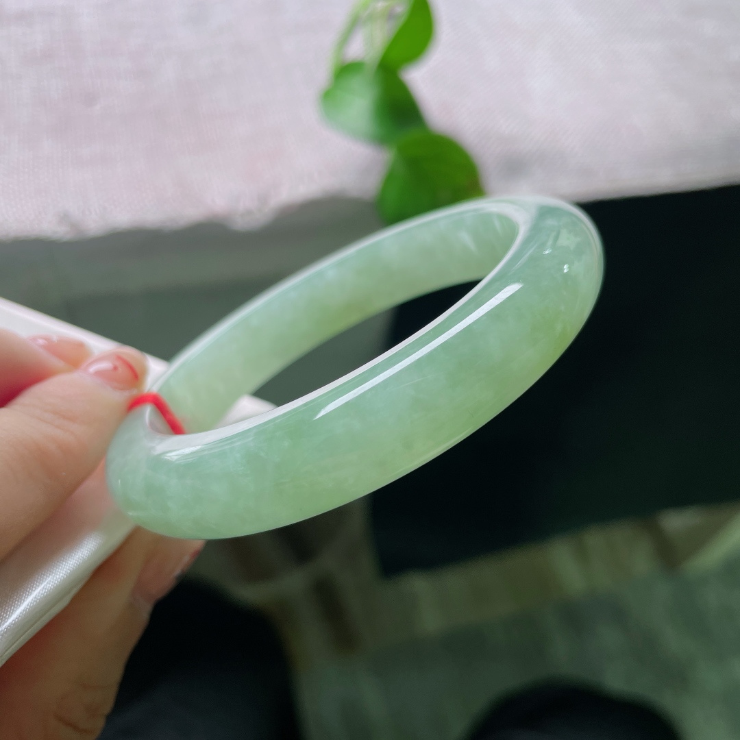 浅绿色正圈，无裂，油润湖水绿，质地柔和温润，低调耐看适配日常。ss54991a。
