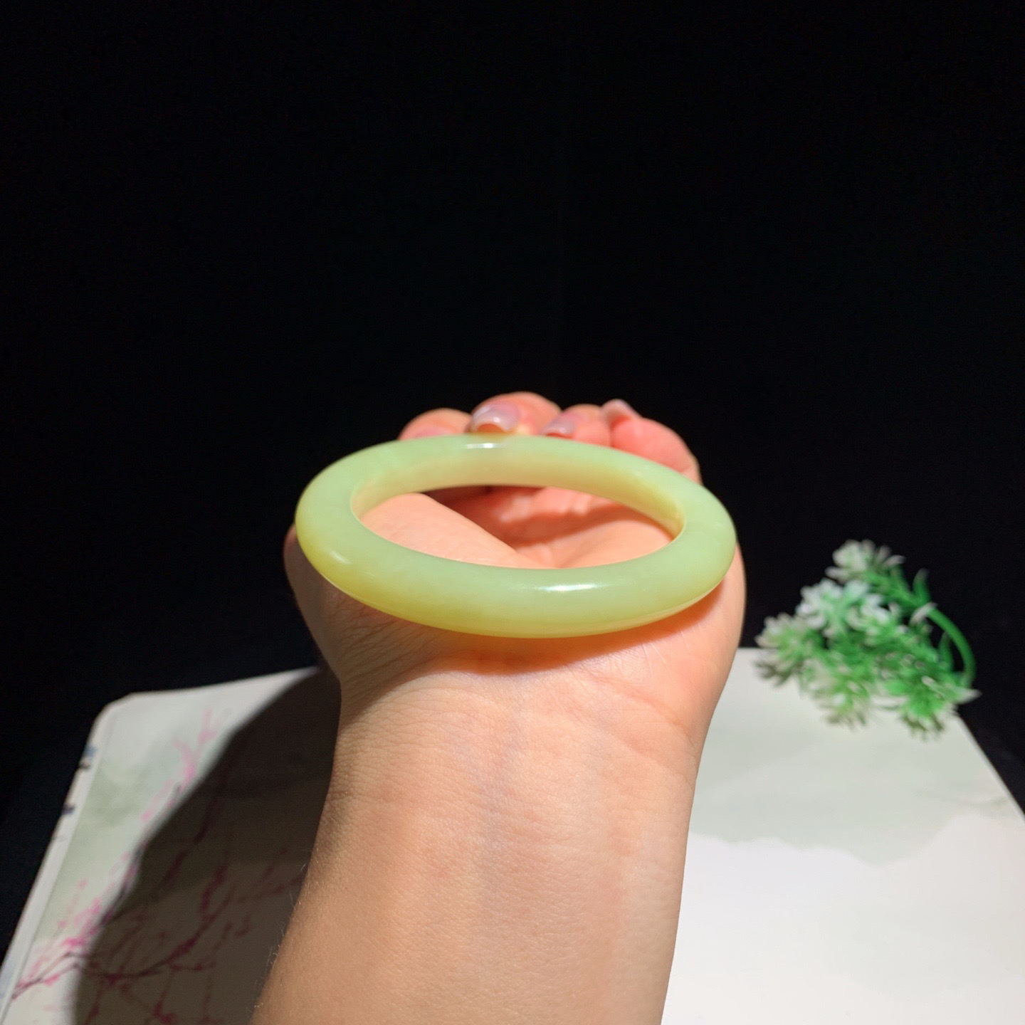 和田玉54圈黄口料手镯！圈口54玉质细腻油润 底色纯净 脂粉好，品质高。