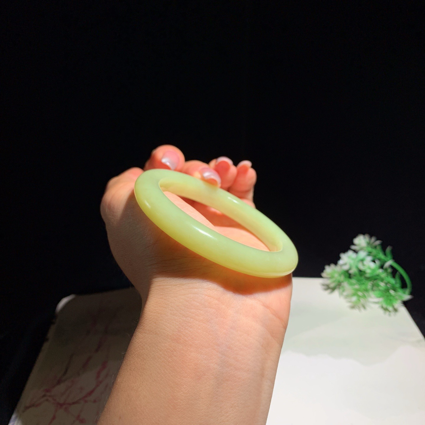 和田玉54圈黄口料手镯！圈口54玉质细腻油润 底色纯净 脂粉好，品质高。