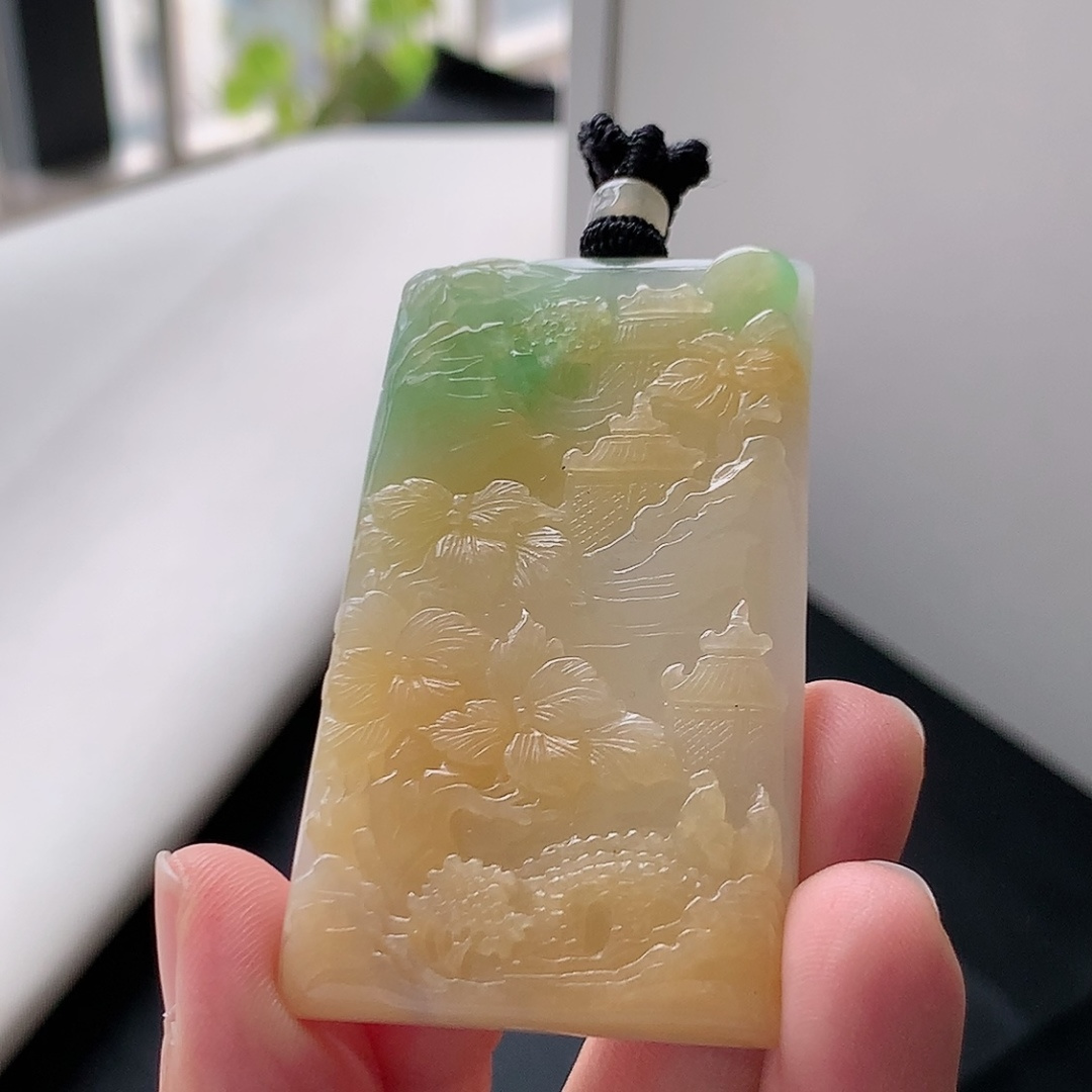 三彩山水牌挂件 种老水润，底子细腻，佩戴简单大方，货号109831，55.7-32.4-6.3