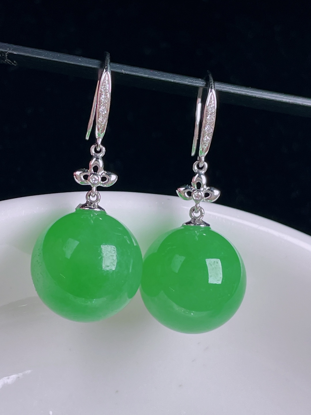 ️阳绿圆珠耳坠，18k镶嵌，老种起光，细底通透，尺寸：裸石12.6mm0901