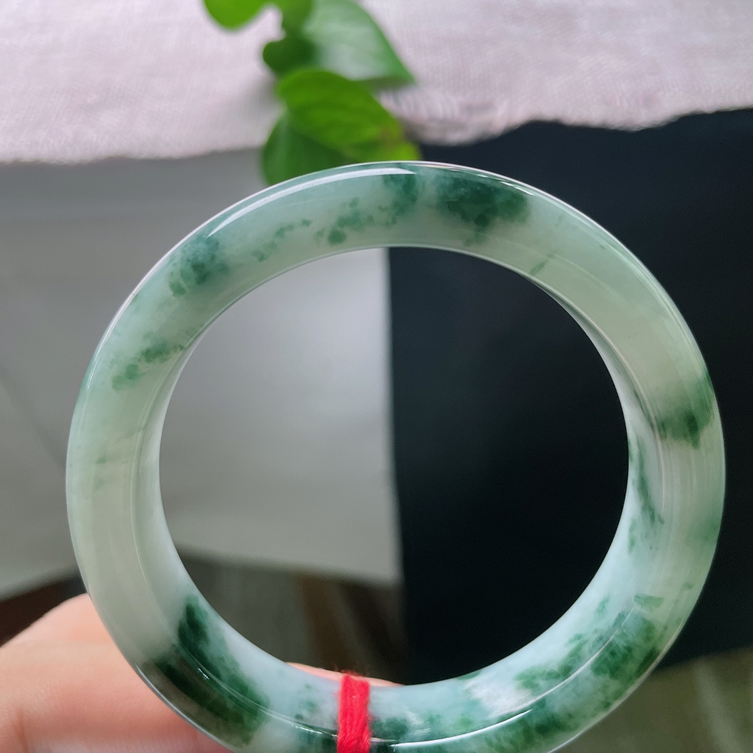 飘花正圈，无裂，墨翠飘花漫绕镯身，腕间藏一卷水墨山林，清逸悠远。ss56278a