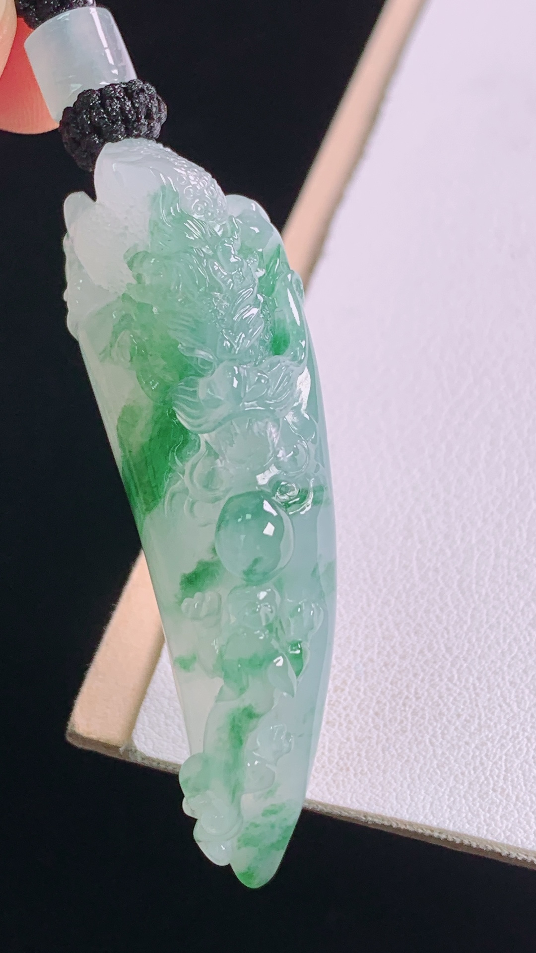 冰飘花绿龙牙，翠色灵动，水润清爽，霸气，无裂，尺寸:56.7-21.3-12.5mm 30