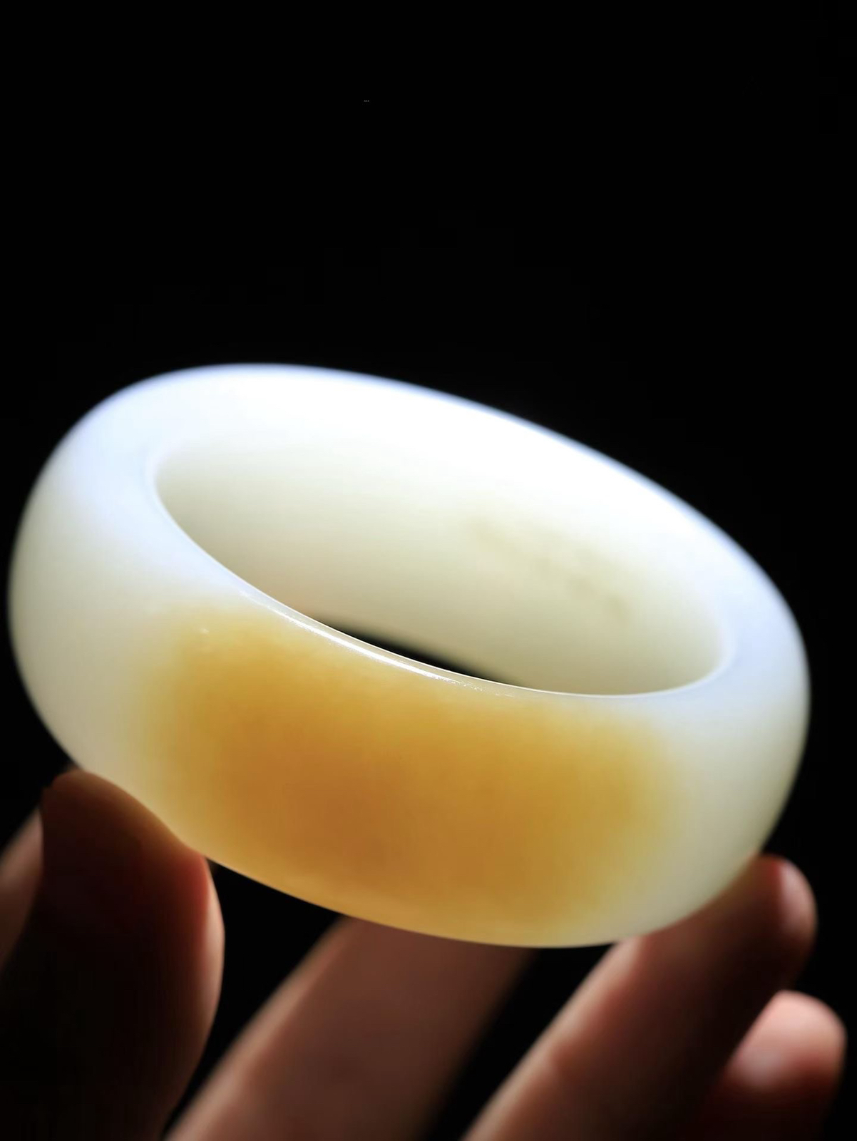 （温柔雅致.手镯）

收藏级臻品️和田玉糖白玉手镯。镯型饱满，温润细腻，脂润沁香。️执一卷书，沏一盏茶，着一袭裙，戴一只镯。淡淡浅笺，素心若兰，静赏玉中诗画。悠悠岁月，芊手轻摘，盛满诗样芳华。重144.16克   内径56mm尺寸25.5-10.8mm   FDA-99801221