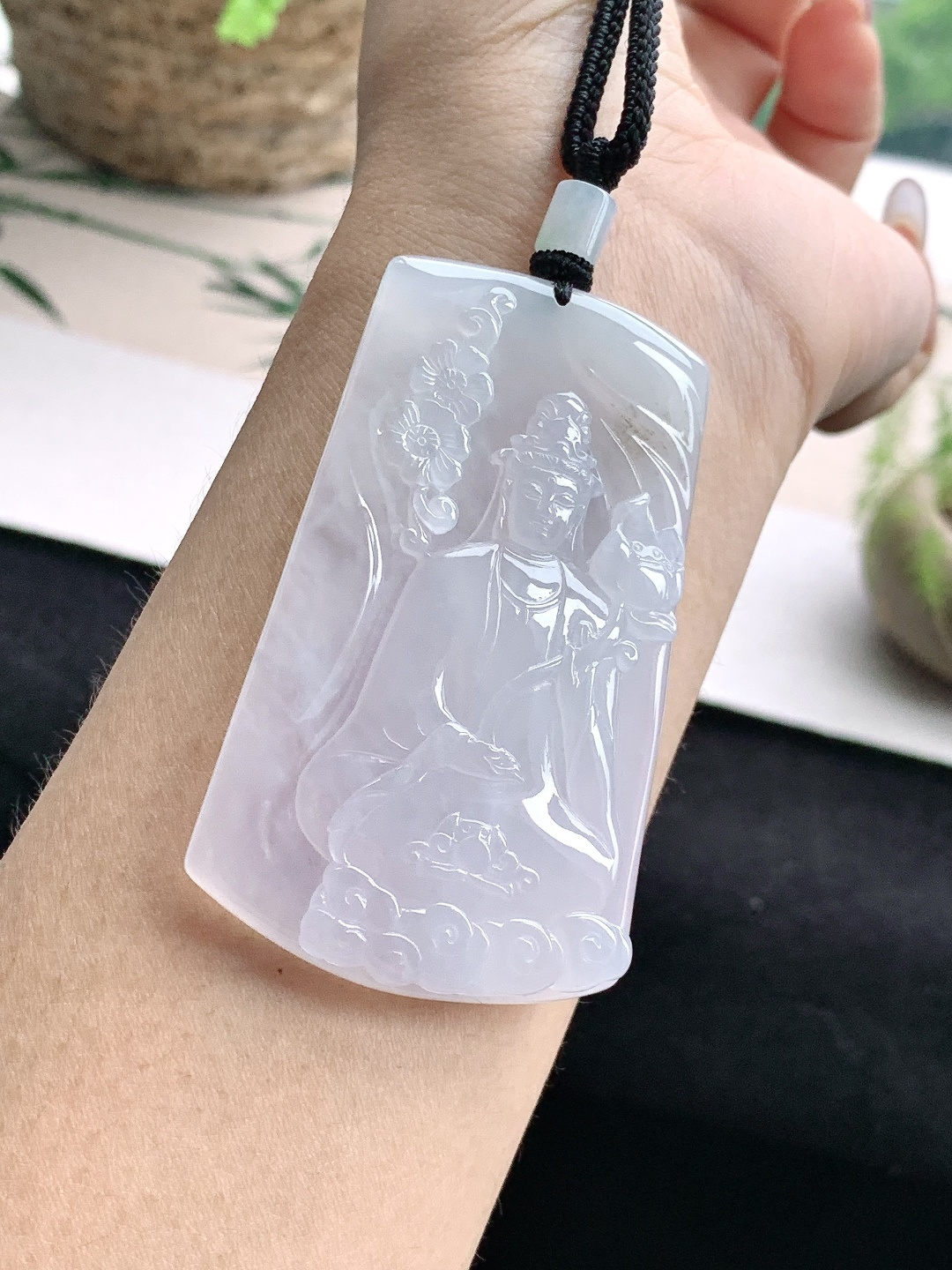 冰白冰大势至菩萨持莲观音牌吊坠，缅料，性比高，厚装，尺寸67.8-40.6-7.1，重量43克