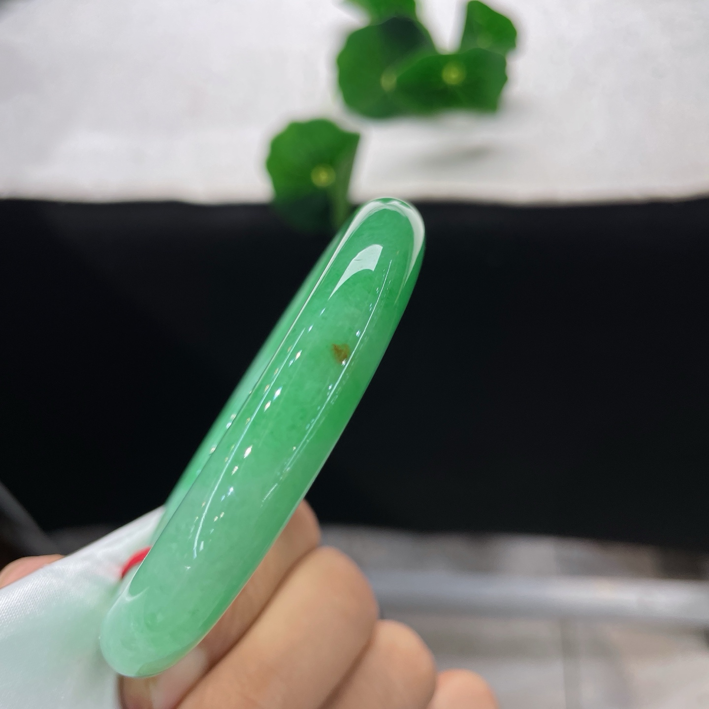 天然翡翠正圈，圈口53.3/10.4，满圈辣阳绿圆条，53/54可戴，团团碧色敛于圆条，似揽一汪春山绿意，无裂。