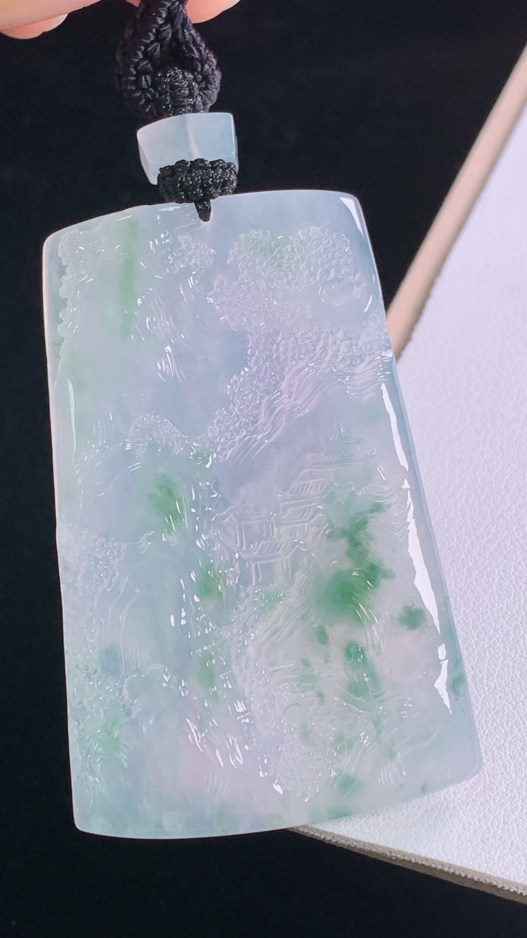 冰飘绿山水牌，翠色灵动，清爽细腻，无裂，尺寸:64.5-41.2-5.1mm