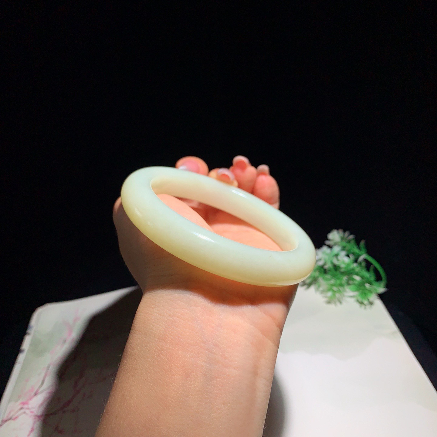 和田玉62.2圈黄口料手镯！圈口62.2玉质细腻油润 底色纯净 无裂无杂 脂粉好，品质高。