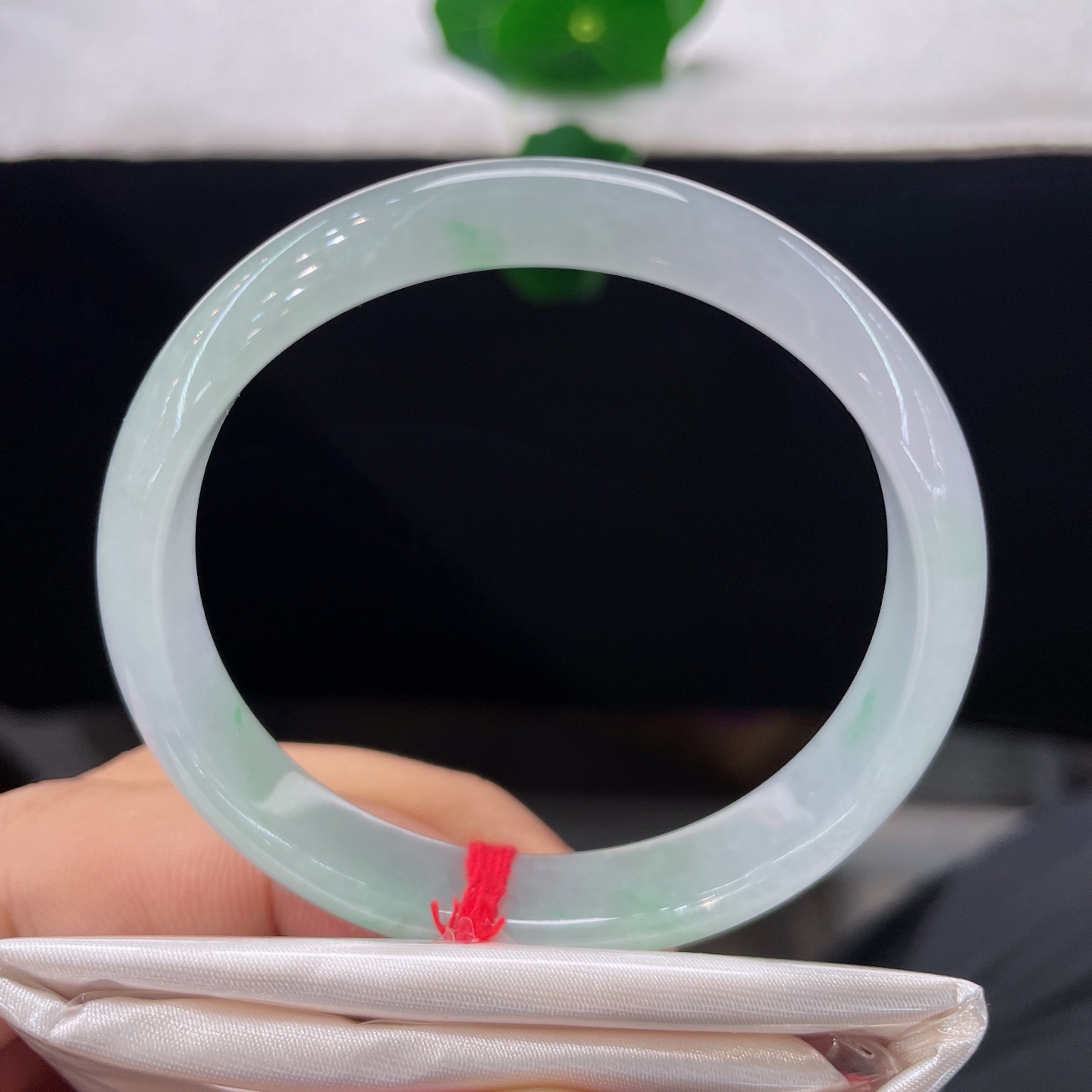 翡翠手镯 圈口52.4/10.5/5.8，晴底飘绿花正圈，52/53可戴，淡晴底色温润通透，无裂