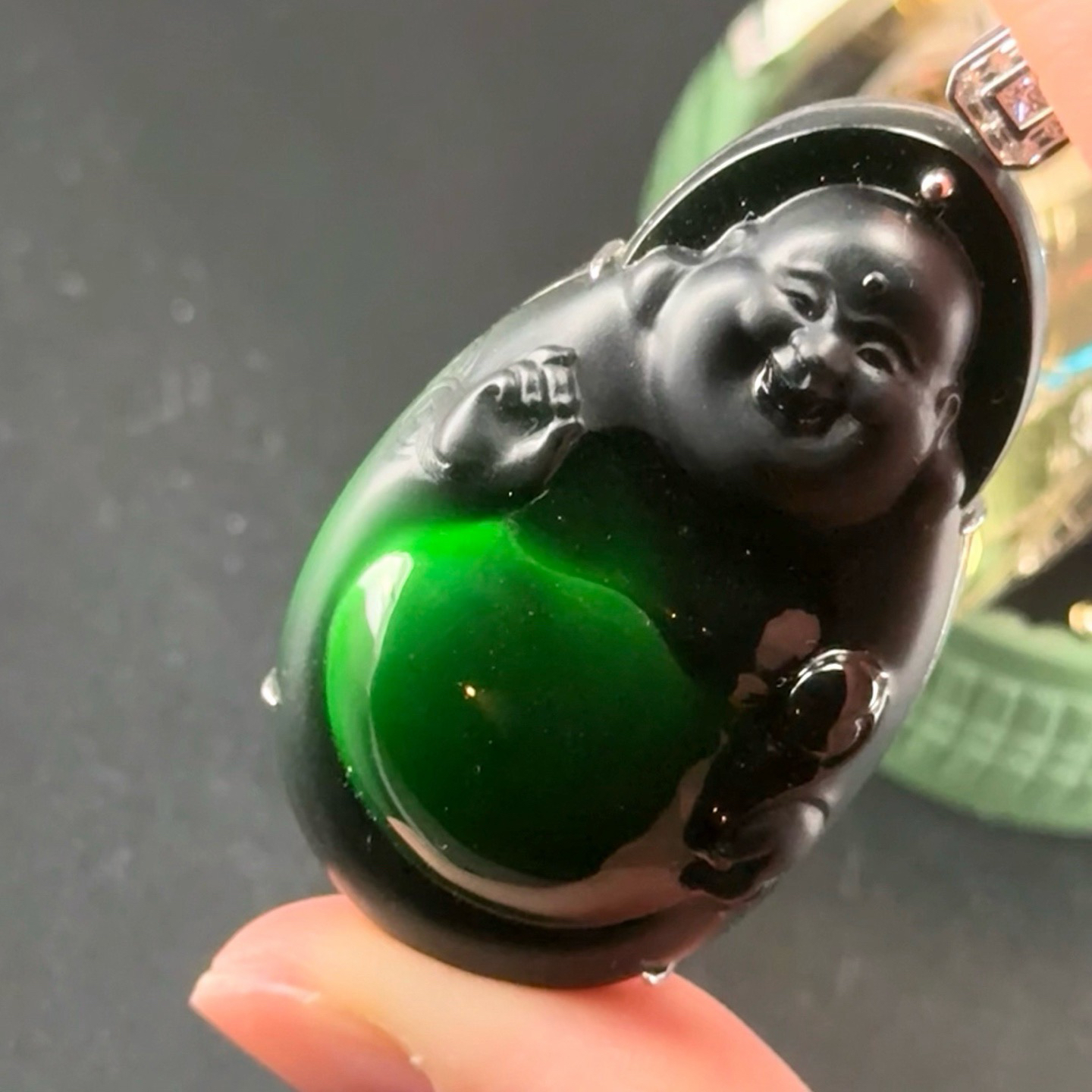 18k墨翠大肚佛 种好色正 黑度极好 打灯通透 油性十足