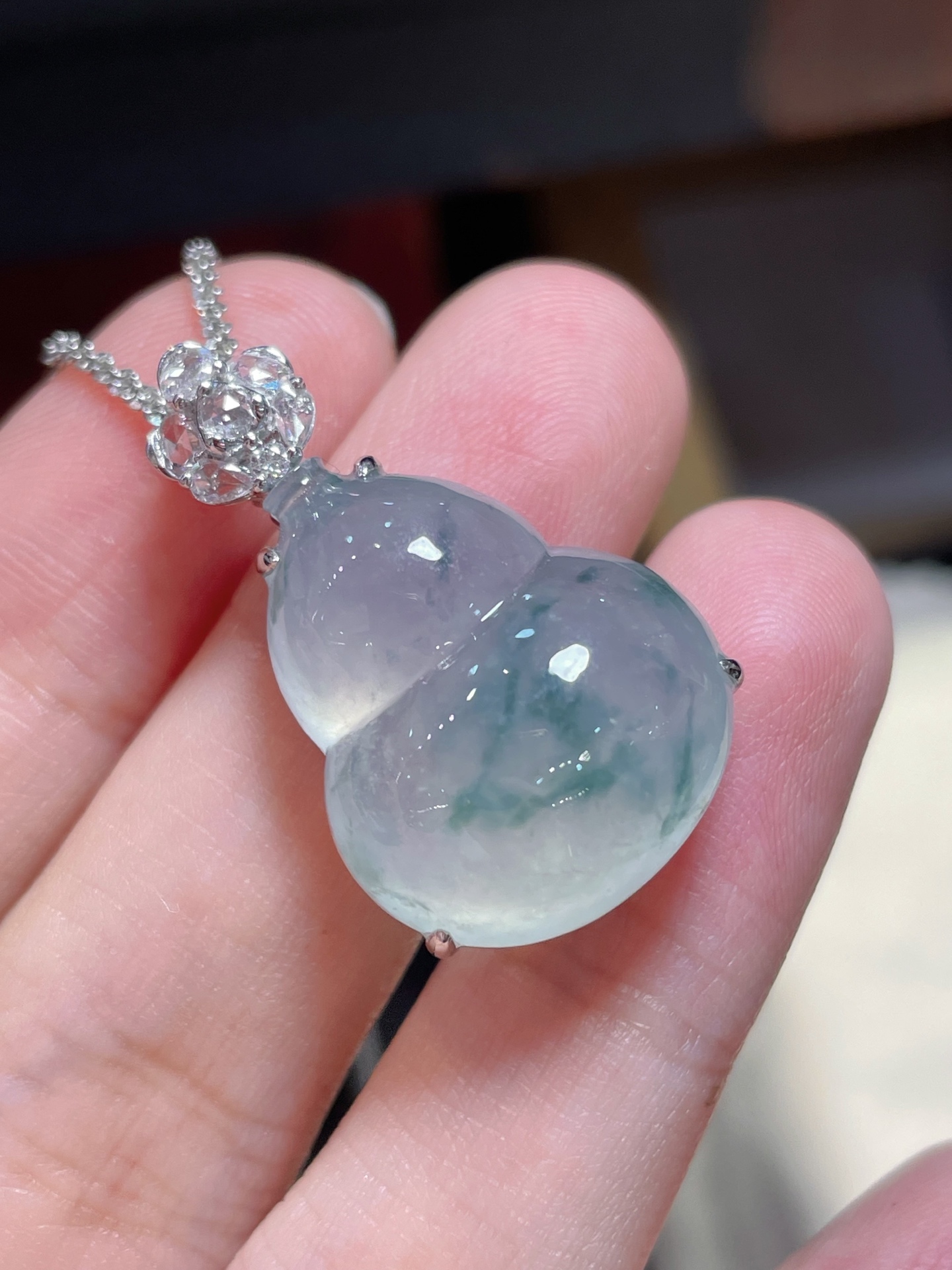 翡翠冰种飘花葫芦吊坠，起荧光，种水好好，裸石很饱满，专挑好品相，18k镶嵌，22.3-18.1-6.8