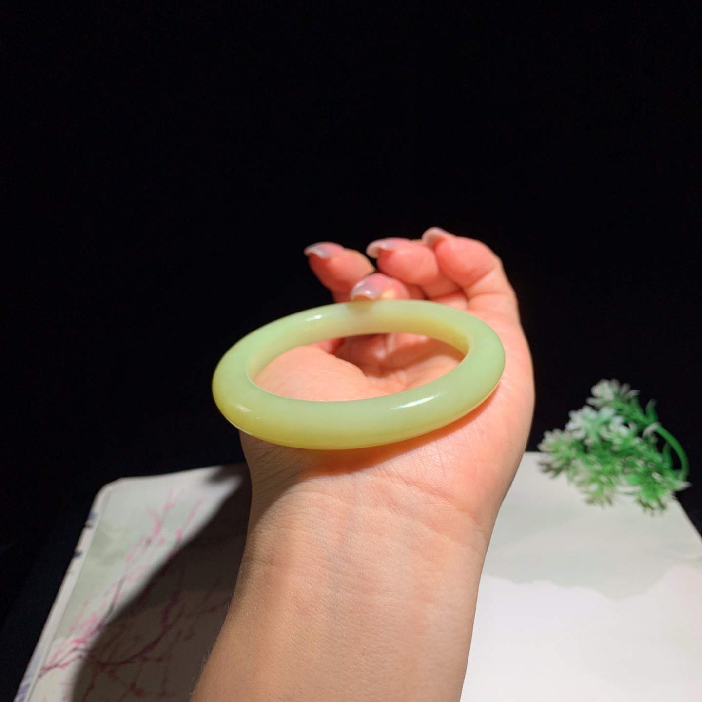 和田玉54圈黄口料手镯！圈口54玉质细腻油润 底色纯净 脂粉好，品质高。