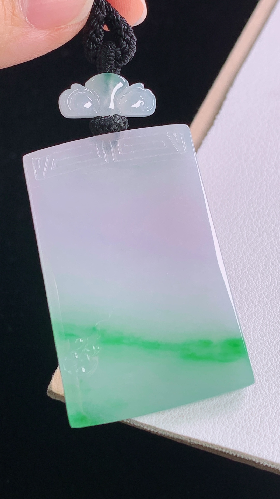 春彩仿古牌，色泽丰富，水润细腻，无裂，尺寸:45.6-31.0-4.0mm，29