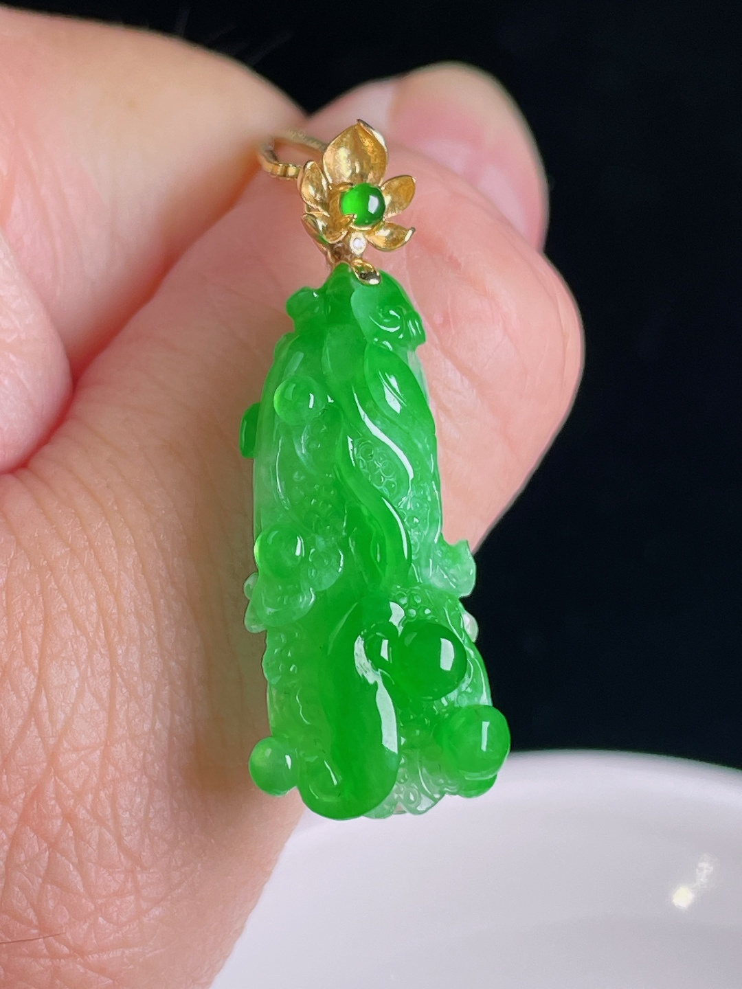 辣绿百财白菜，18k镶嵌，老种起光，细底通透，尺寸：33.5裸石27.3/12.8/7.3mm0901
