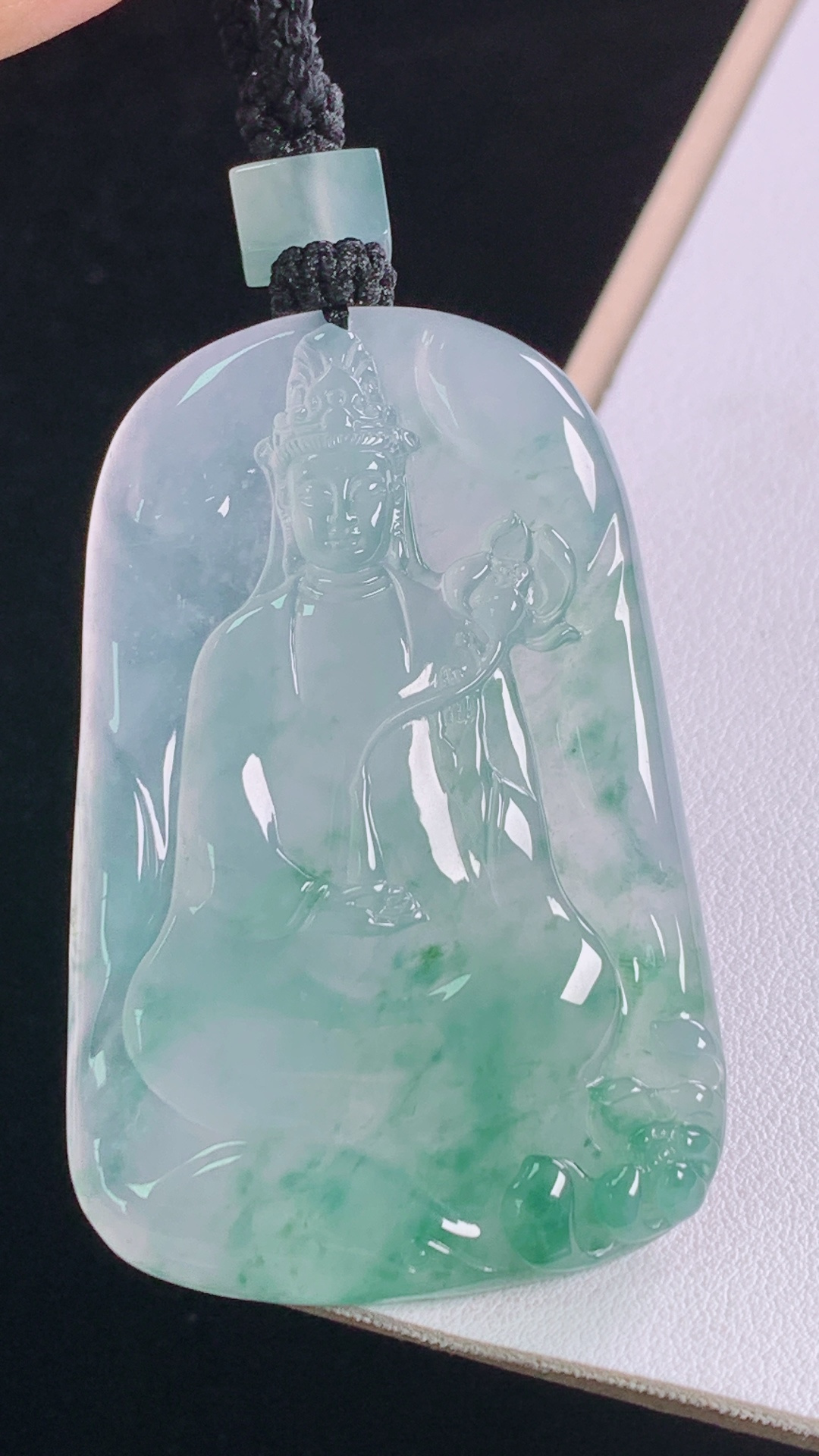 冰飘花大势至观音，花色灵动，清爽通透，无裂，尺寸:60.3-39.7-6.1mm