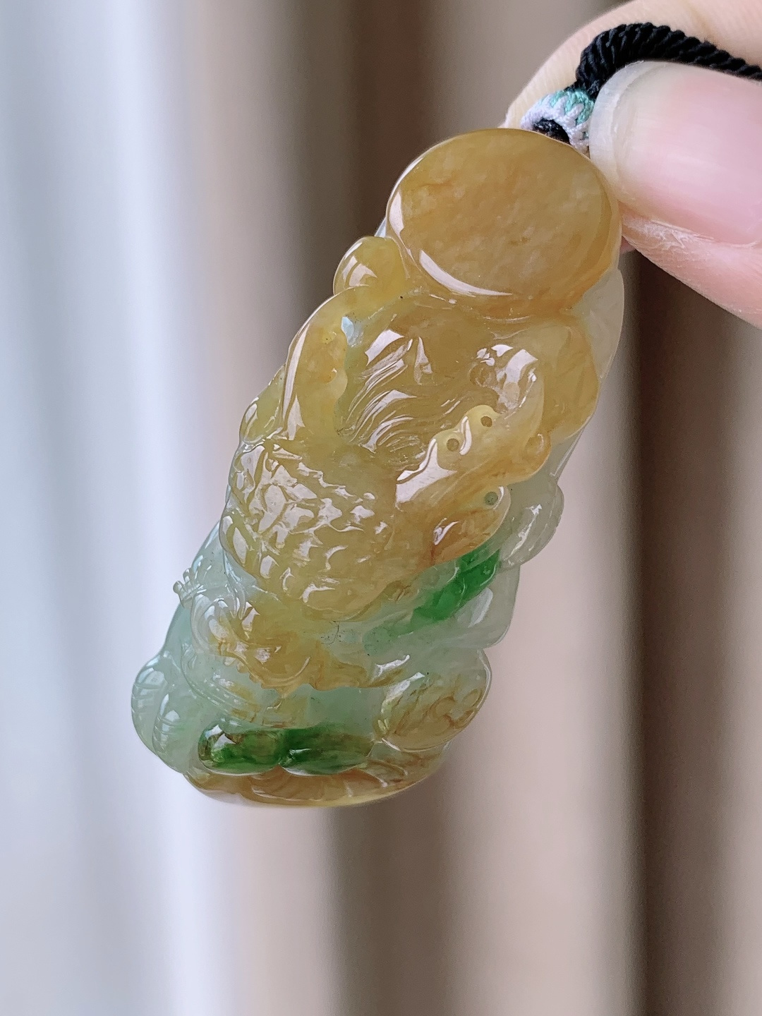 冰黄加绿大龙牌飘阳绿花大龙牌吊坠，缅料，性比高，无裂，鸡油黄，飘花，超厚，53.8-23.2-19.4，40克