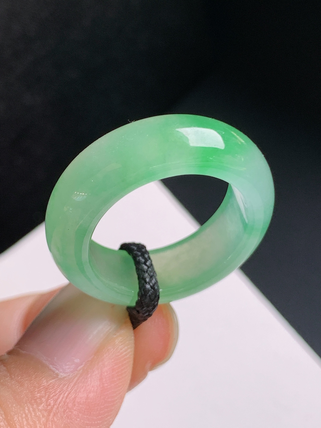 冰种绿指环，飘花灵动，冰透起光，意境悠然，佩戴雅致