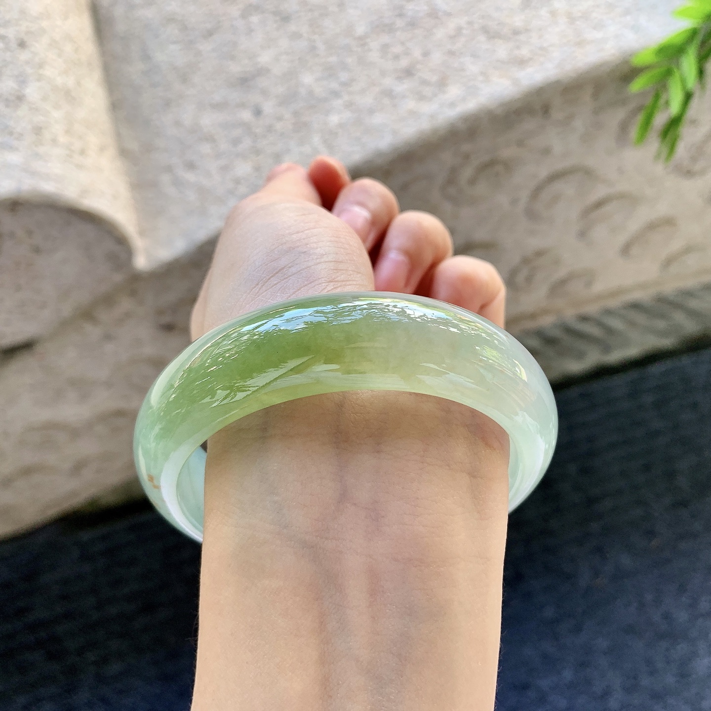 正圈59 60，冰糯飘黄翡，宽版，清透，水润，种老，细腻，有絮线