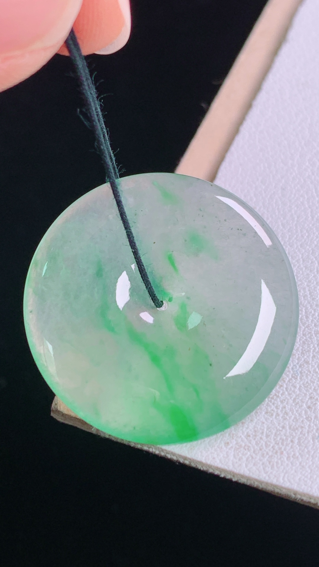 冰飘绿平安扣，翠色灵动，清透起光，无裂，尺寸:26.9-4.0mm