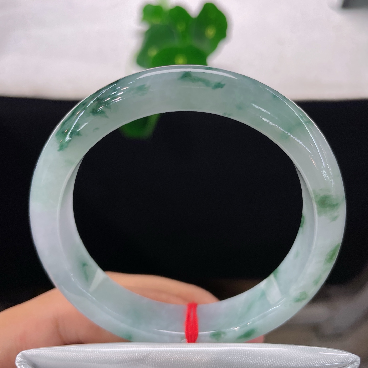 翡翠手镯 圈口56.8/12.5/8，冰飘花正圈，56/57可戴，俏绿点睛，似青山落雪间一点青，无裂
