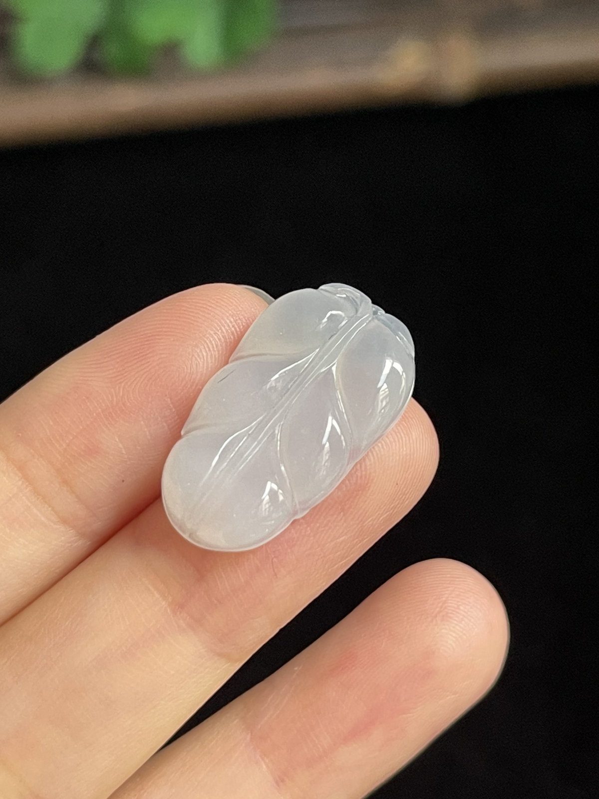 翡翠糯化种白色吊坠