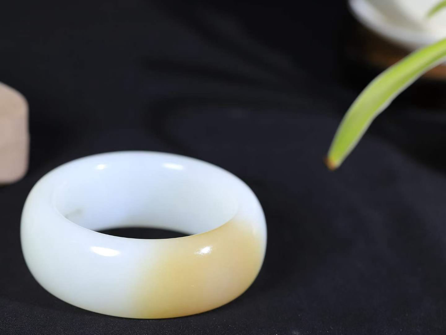 （温柔雅致.手镯）

收藏级臻品️和田玉糖白玉手镯。镯型饱满，温润细腻，脂润沁香。️执一卷书