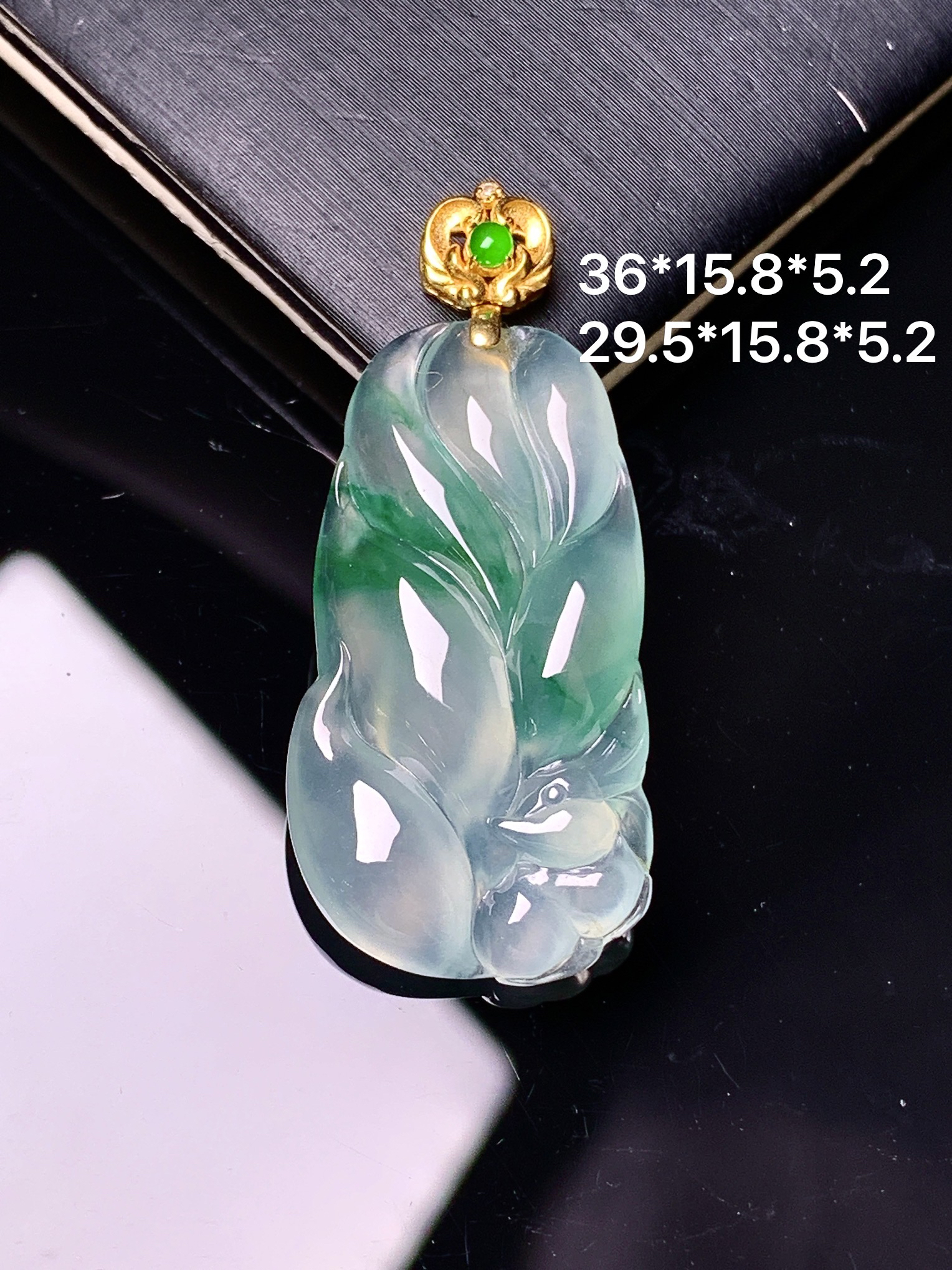 18k金镶嵌飘绿九尾狐吊坠 玉质细腻 色泽艳丽清新 水润亮眼 整体尺寸36*15.8*5.2 a8