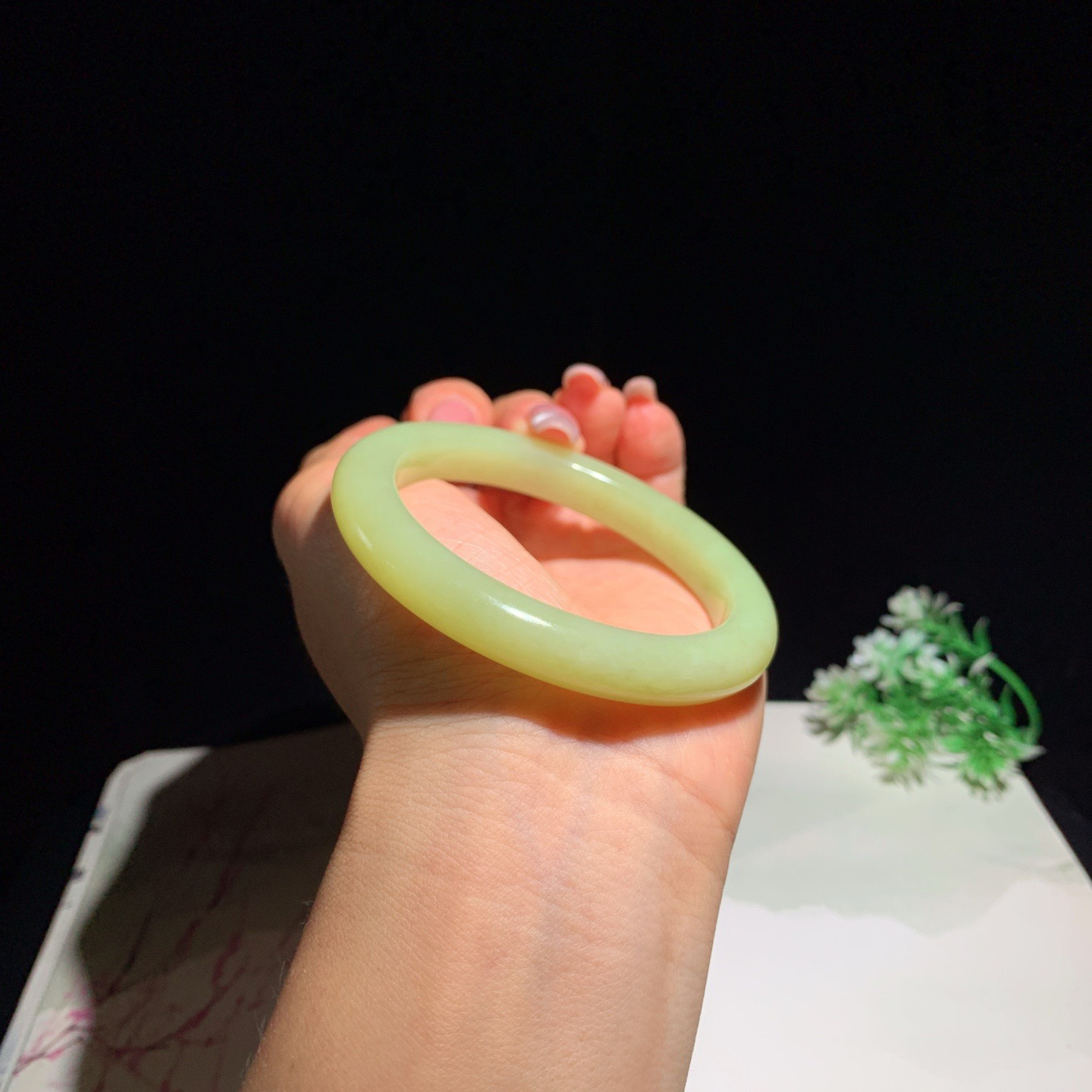 和田玉54圈黄口料手镯！圈口54玉质细腻油润 底色纯净 脂粉好，品质高。