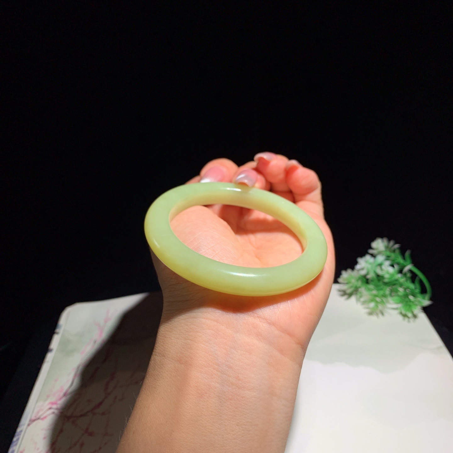 和田玉54圈黄口料手镯！圈口54玉质细腻油润 底色纯净 脂粉好，品质高。