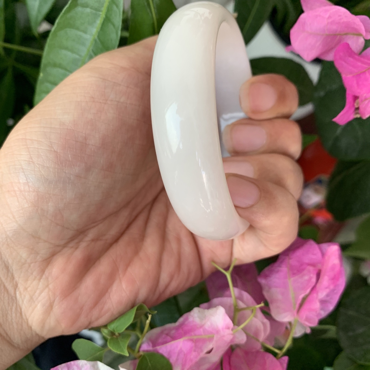和田玉62圈口羊脂白宽版手镯，镯型古朴典雅。在诗情画意的雨巷相遇，你是我腕间的一抹风情，有你眸有深情.清风荡漾湖间静水，我愿俯身低眉，在烟波涟漪处寻