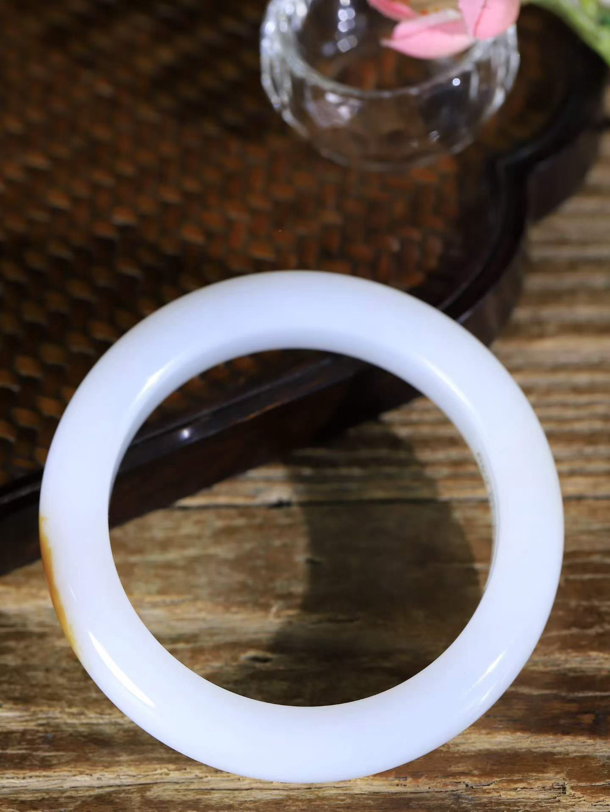 （一见倾心.手镯）

收藏级臻品️和田玉糖白玉手镯，玉质温润细腻 油性十足 手感舒适，高华雅逸，线条流畅，简约大气，美自天成，素雅高贵。佩戴于腕间，婉约之美，举手投足间透出那低调奢华。重64.65克  内径55mm尺寸12.9-9.8mm  56801236A