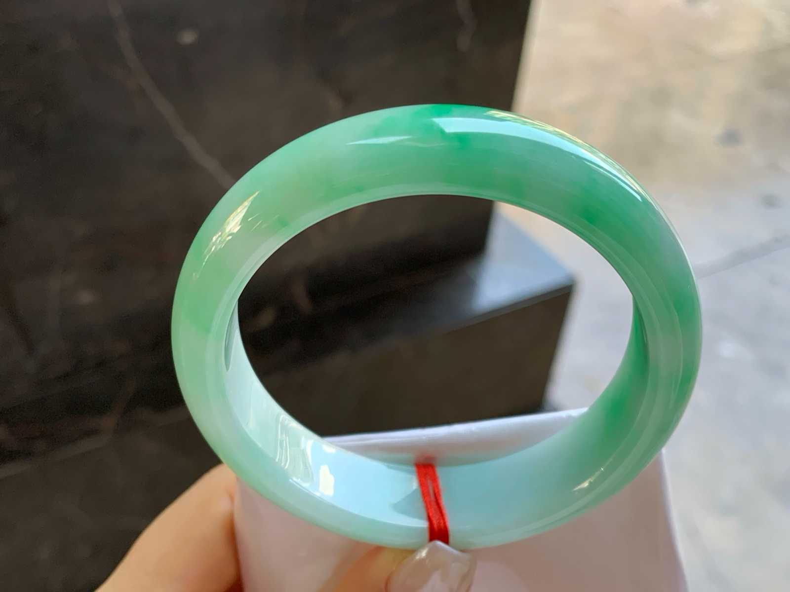 60.5-16.2-8.5
带色大圈口手镯^_^底子细腻 绿色浓郁