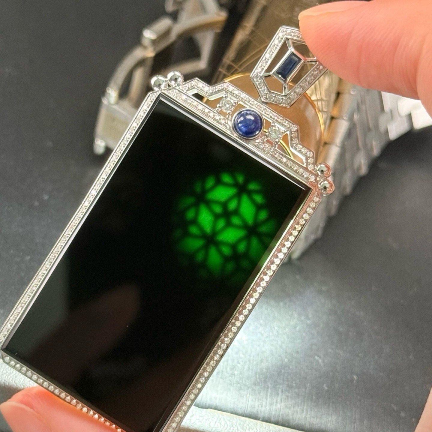 精品18k墨翠无事牌去种好色正黑度极好 打灯通透 油性十足