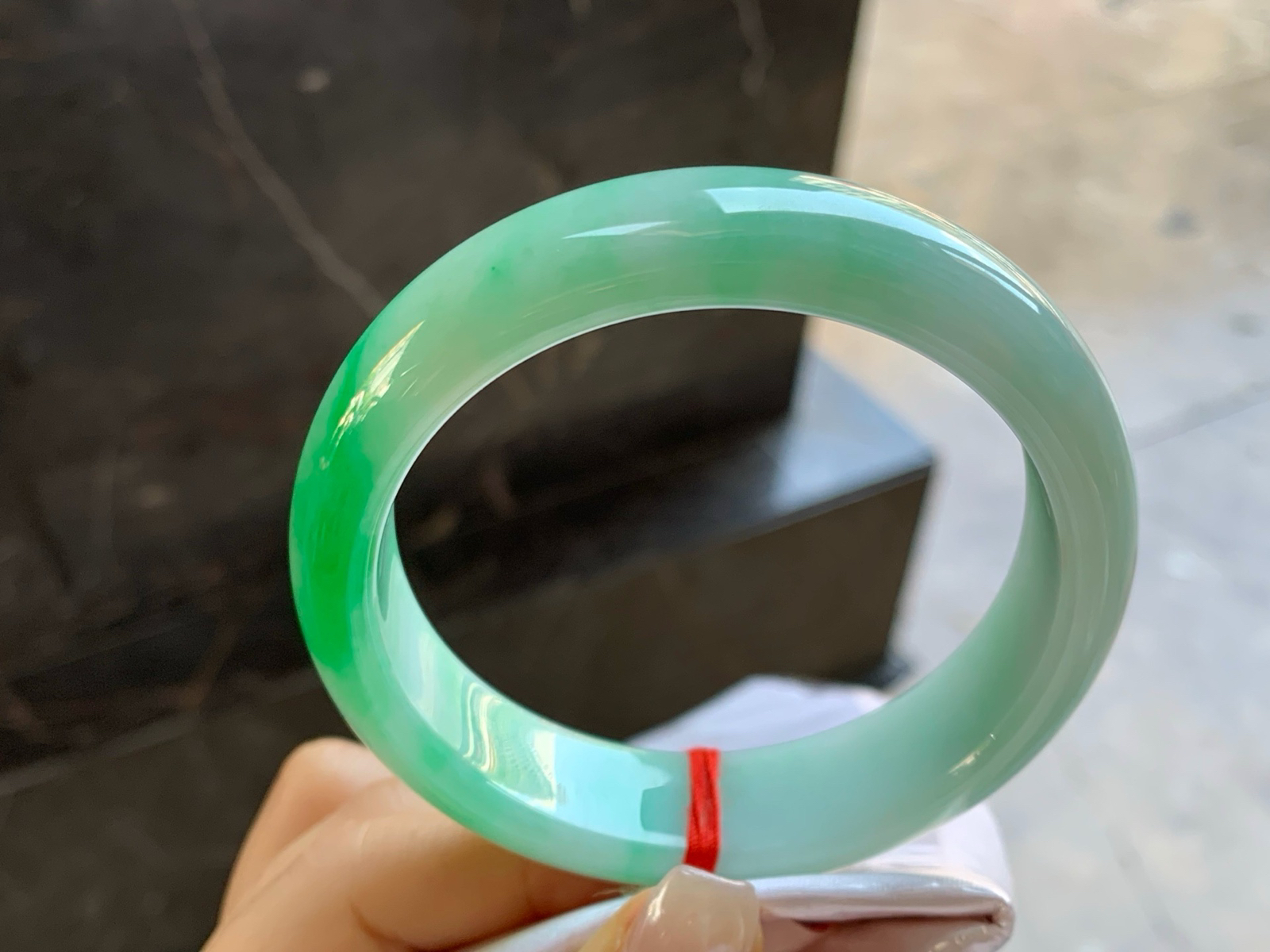 60.5-16.2-8.5
带色大圈口手镯^_^底子细腻 绿色浓郁